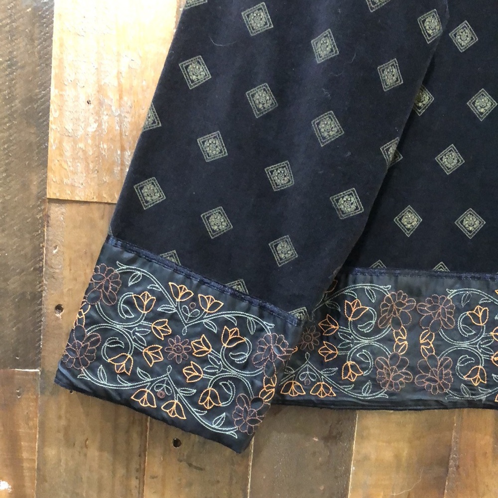 Hearts of Palm Designed and Embroidered Button Blazer - Picture 5 of 11
